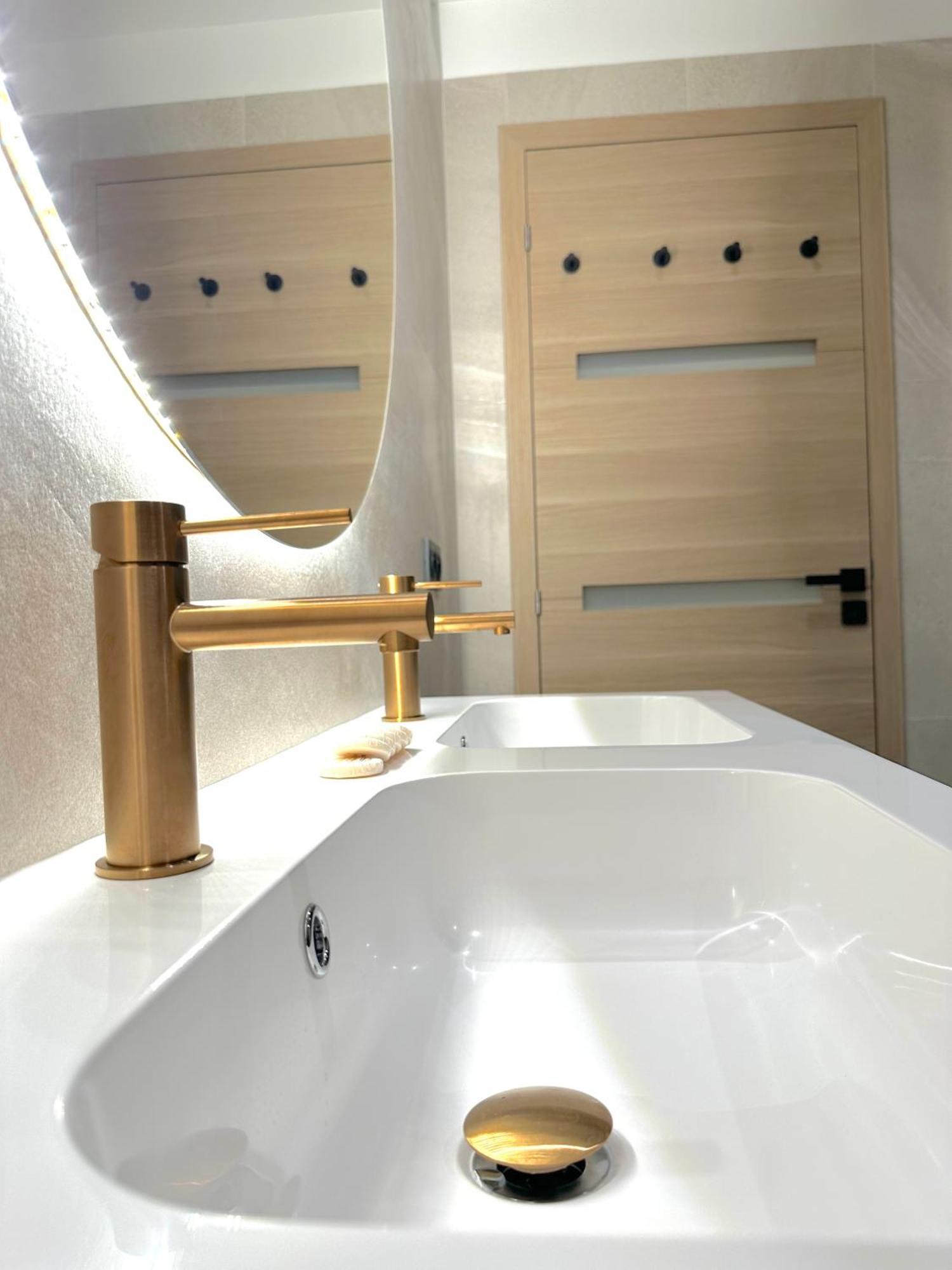 Monaco # Menton - 6 Persons - 2 Bedrooms - Full Renovated - Private Parking - Hypercenter - Clim - Beach And Sun マントン エクステリア 写真